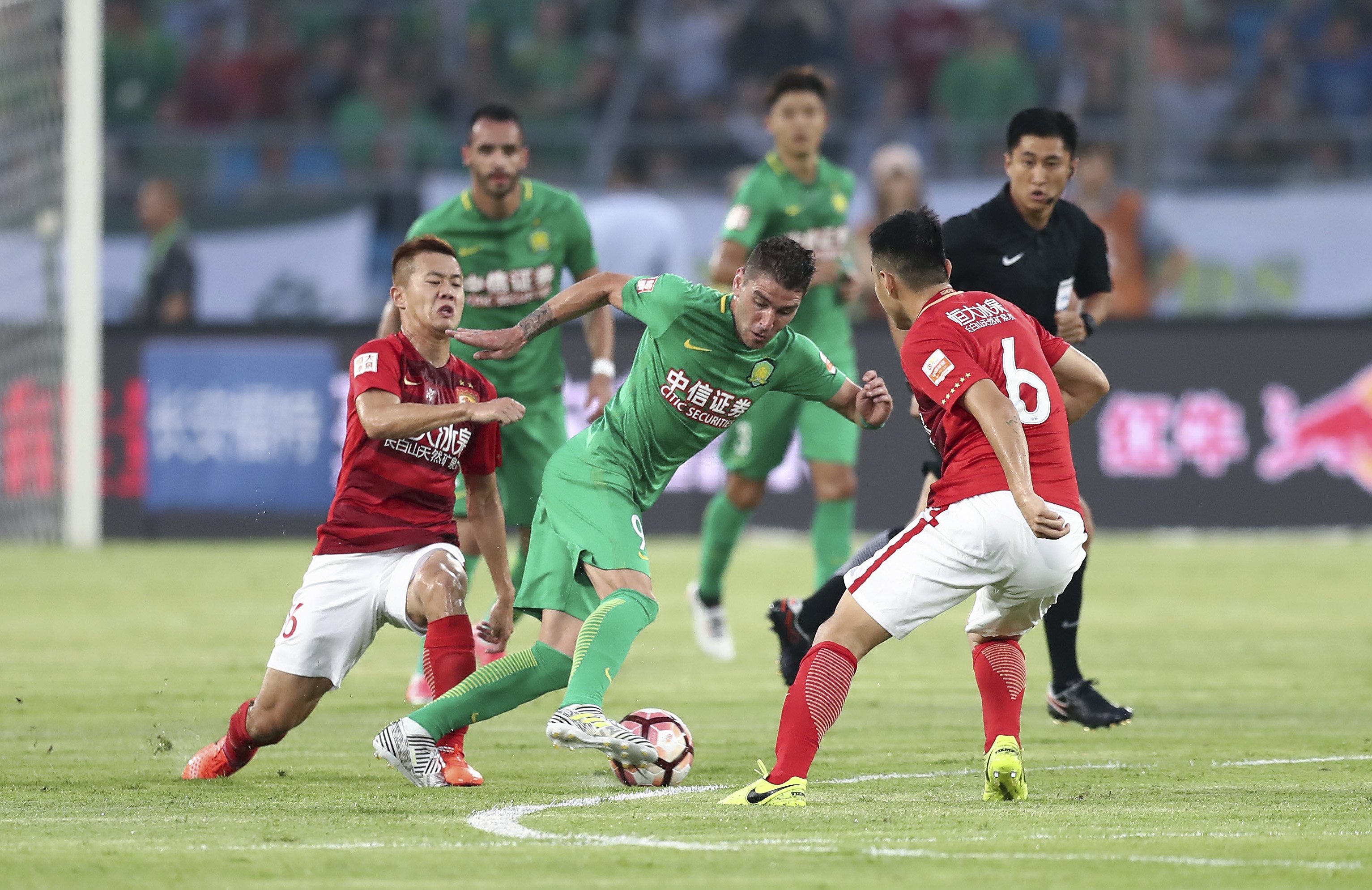 字母哥30+10空接准绝杀罗林斯29分 雄鹿逆转黄蜂